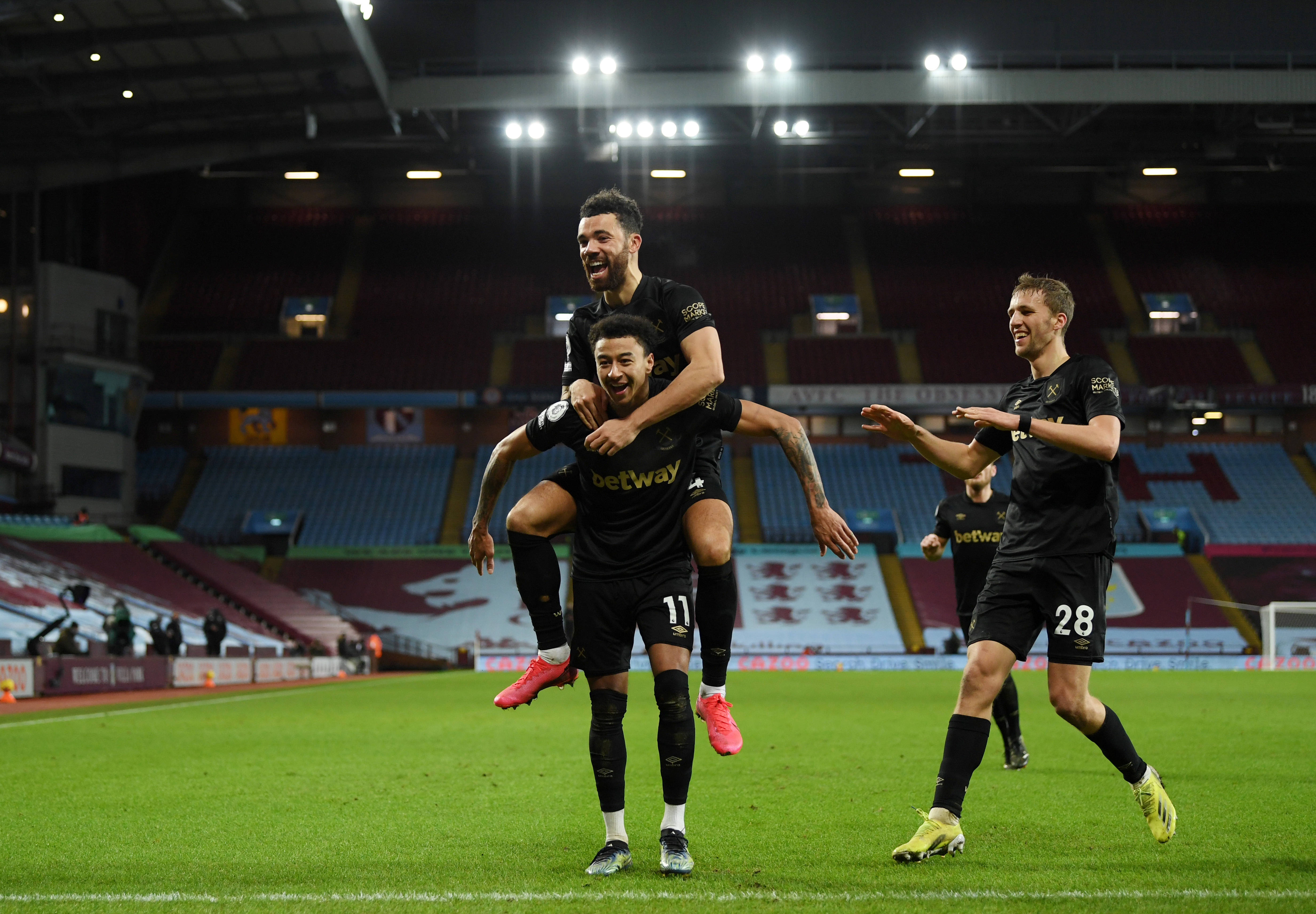 赵佳楠：我们拥有全世界最好的球迷，非常感谢大连球迷的支持（赵佳楠：大连球迷是世界最佳，感谢你们的支持）