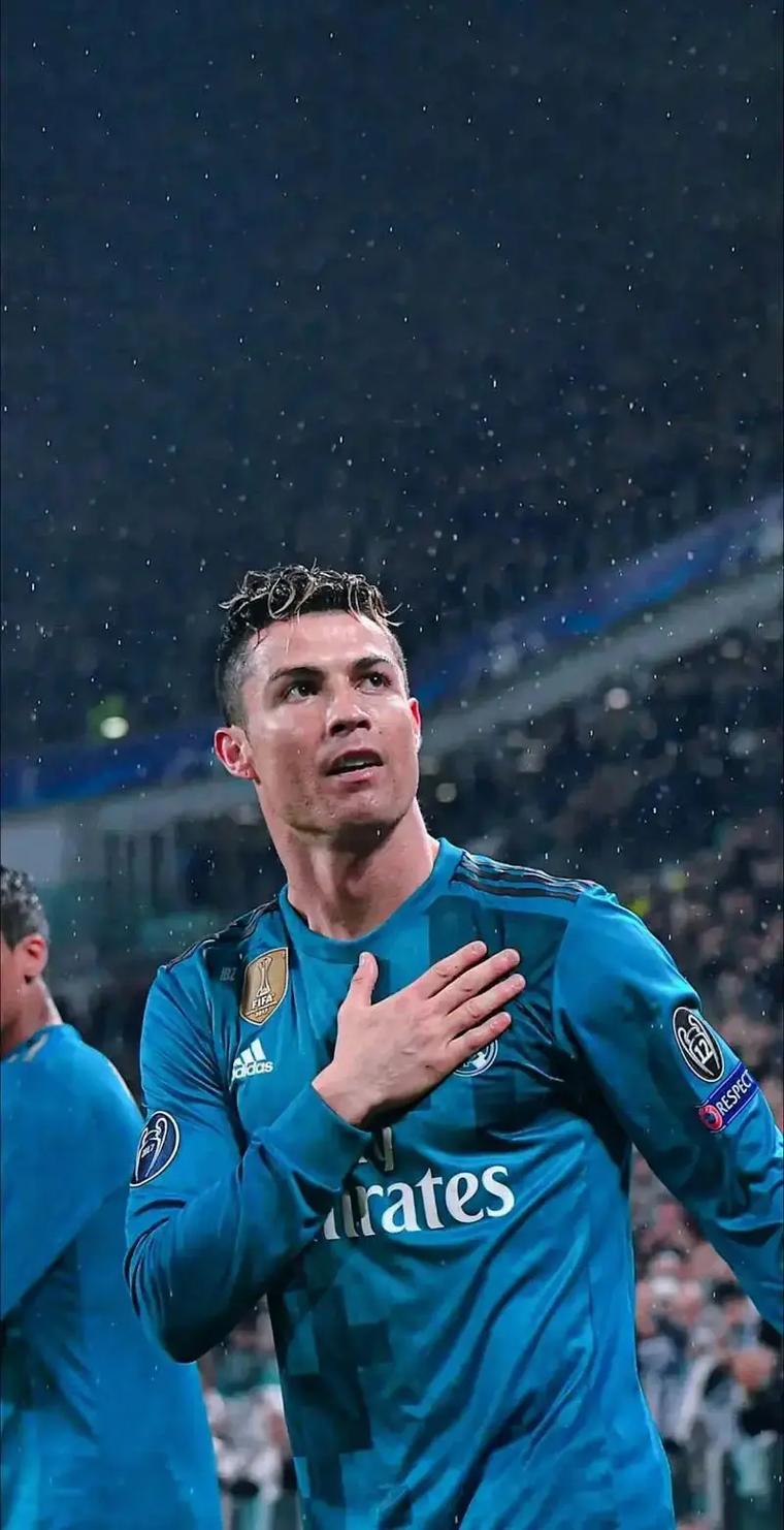 中超俱乐部欠薪问题严峻，准入审核难度大，职业化进程仍不完善。（中超俱乐部欠薪普遍，准入门槛提升，职业化建设仍待完善）