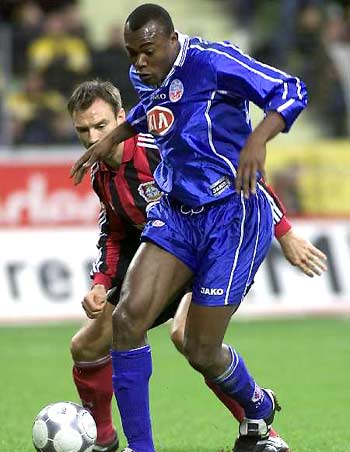 卡马万加在圣马梅斯受伤：皇家马德里的胜利与隐忧（圣马梅斯之夜卡马万加伤退，皇马赢球难掩忧虑）