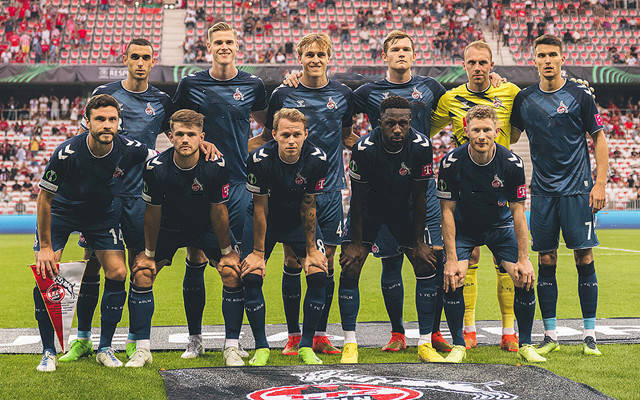 太疼了，萨勒马克尔斯被对手踩中后在地上抽动（萨勒马克尔斯遭对手踩踏，痛得倒地抽搐）