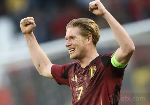 他不吼不叫，却掌控全场（不动声色，却镇住全场）