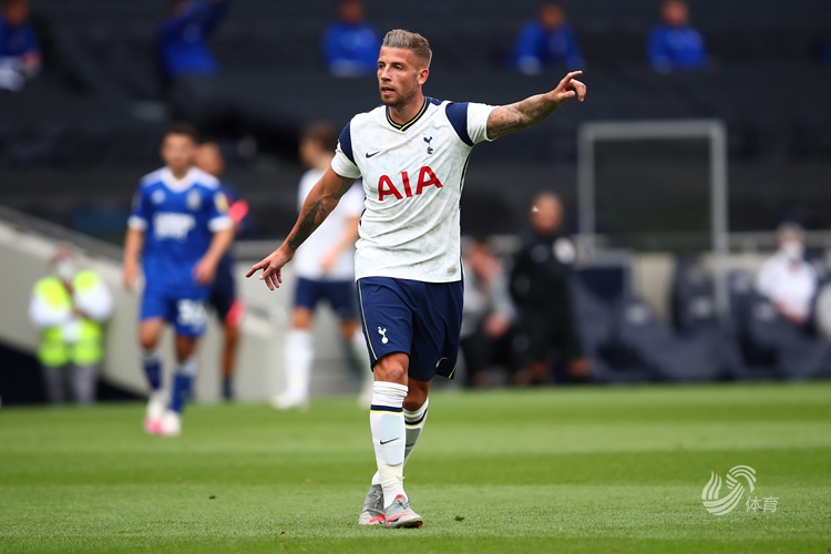 前利物浦后卫马蒂普退役后首亮相，现身沙尔克04广告（马蒂普退役后首露面，出演沙尔克04广告）