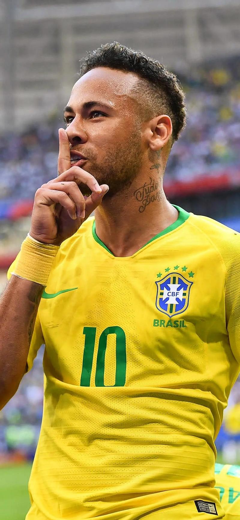 国脚中场精准传球，撕开对手防线（国脚中场精准直塞，穿透对手防线）