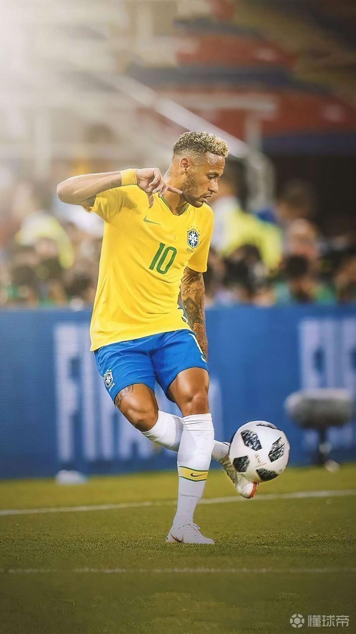 来和哥哥学习技术？乔布和贝林厄姆女友现身伯纳乌看台（乔布携贝林厄姆女友亮相伯纳乌看台，疑似向哥哥取经）